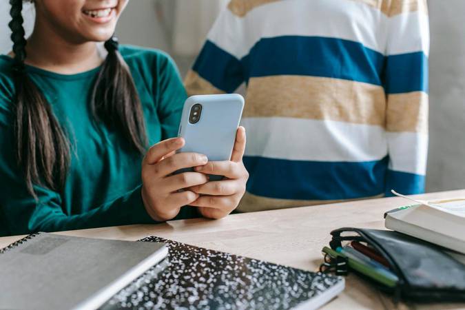 proíbe o uso de smartphones e tablets nas instituições de ensino