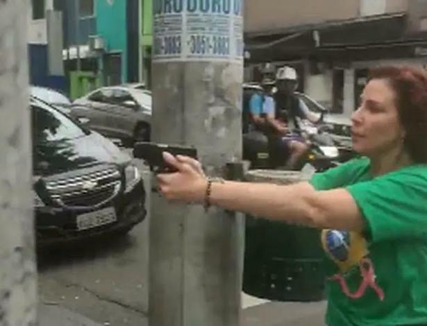 A deputada enfrenta acusações de perseguir, com uma arma em punho