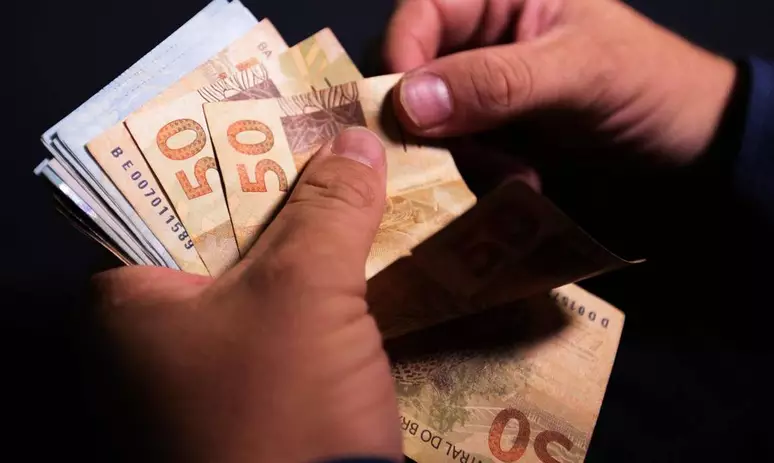 Os aposentados, pensionistas e beneficiários de auxílios do Instituto Nacional do Seguro Social (INSS) começarão a receber a primeira parcela do 13º salário a partir de 24 de abril