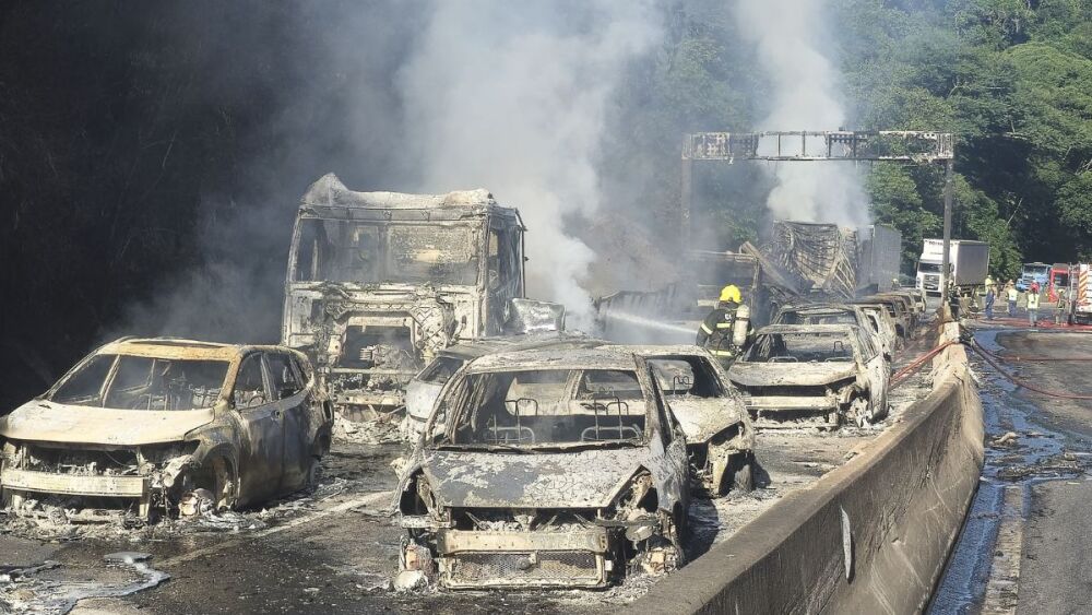 uma carreta tombou e explodiu no Km 233 da BR-101, em Palhoça, interditando o trecho em ambos os sentidos por quase 16 horas.